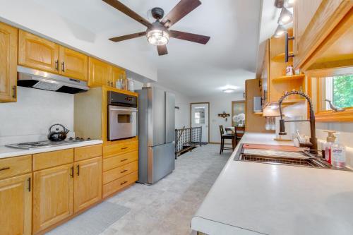 9 Mi to Downtown Rushville: Cozy Getaway w/ Grill in Macomb (IL)