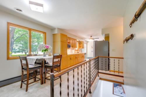 9 Mi to Downtown Rushville: Cozy Getaway w/ Grill in Macomb (IL)