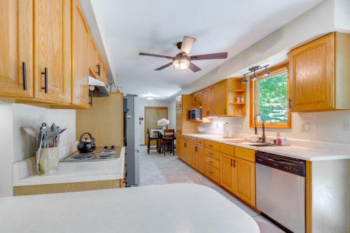 9 Mi to Downtown Rushville: Cozy Getaway w/ Grill in Macomb (IL)