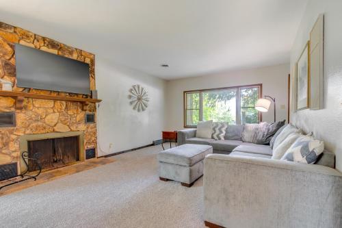 9 Mi to Downtown Rushville: Cozy Getaway w/ Grill in Macomb (IL)