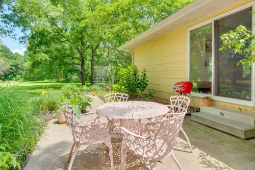 9 Mi to Downtown Rushville: Cozy Getaway w/ Grill in Macomb (IL)