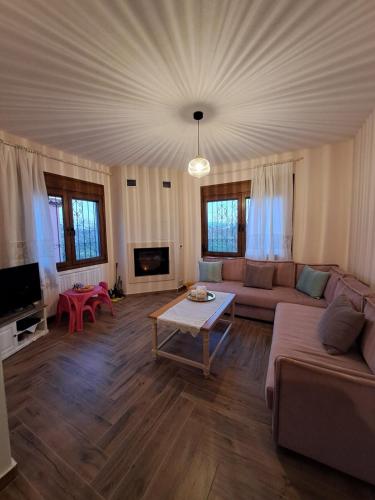 Sea View Maisonette just 250m from the Beach Fully Equipped & Spacious! in 벨리카 (라리사)