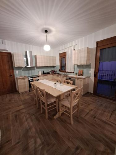 Sea View Maisonette just 250m from the Beach Fully Equipped & Spacious! in 벨리카 (라리사)