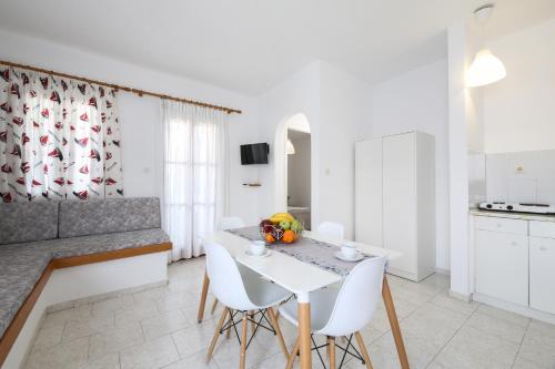 ฮอลิเดย์ อิน ปารอส อพาร์ตเมนท์ แอนด์ สตูดิโอ (Holidays in Paros Apartments & Studios) in อาลิคี