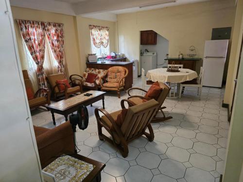 Comfortable & Close to Attractions in Woodbrook