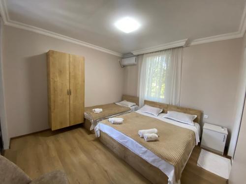 4 twin beds