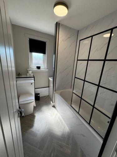 Ванна кімната, 3 bedroom Falkirk flat in Фолкірк