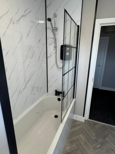 Ванна кімната, 3 bedroom Falkirk flat in Фолкірк