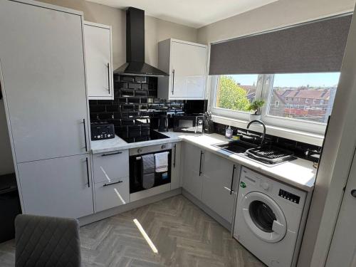 кухня, 3 bedroom Falkirk flat in Фолкірк