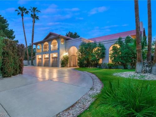 9 bedroom estate close to the strip