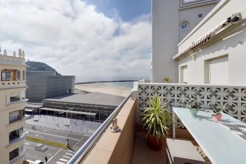 Beach House 2 By Feelfree Rentals — rental in Miguel Imaz Kalea, 1 5 Izquierda, San Sebastián ES, 20002