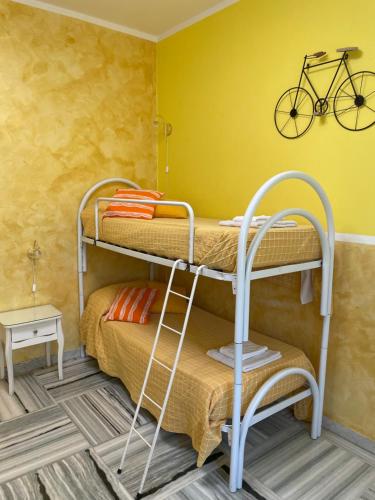 Twin Room with External Bathroom image 5