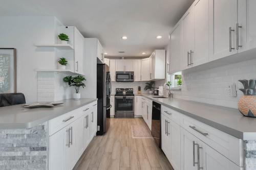 Hope Casa Heated Pool and BBQ 4bedrooms 2baths by HostyMosty in Emerald Hills