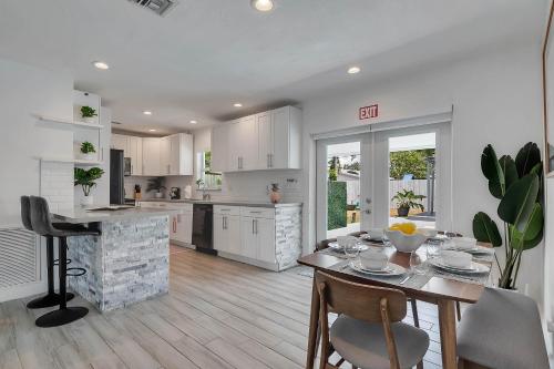 Hope Casa Heated Pool and BBQ 4bedrooms 2baths by HostyMosty in Emerald Hills