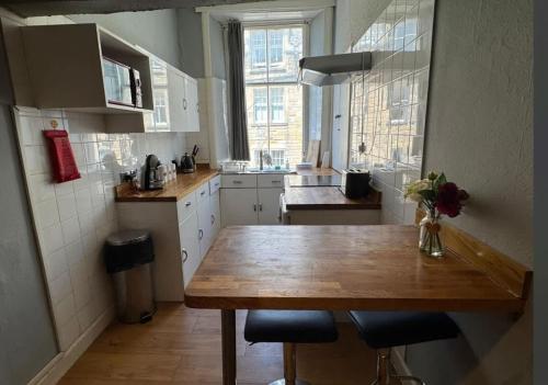 11 Minutes Walk Royal Mile Cosy for 4, Edimburgo