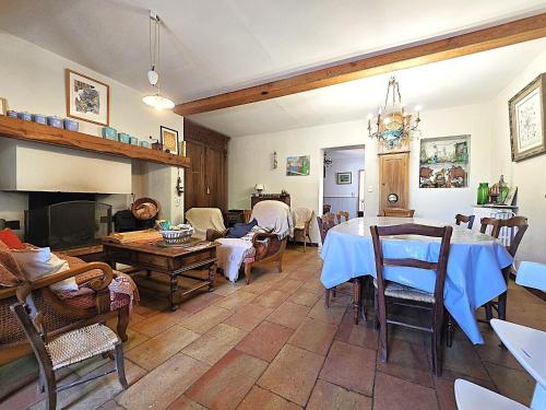 Belle maison Mas Grenier - 14 personnes - 11 lits - Piscine privee - Grand jardin - Jeux enfants - P in Monbequi
