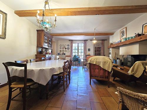 Belle maison Mas Grenier - 14 personnes - 11 lits - Piscine privee - Grand jardin - Jeux enfants - P in Monbequi