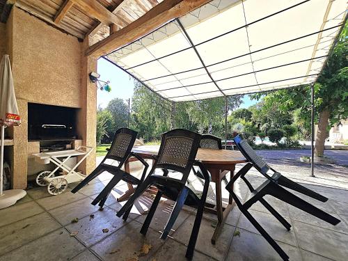 Belle maison Mas Grenier - 14 personnes - 11 lits - Piscine privee - Grand jardin - Jeux enfants - P in Monbequi