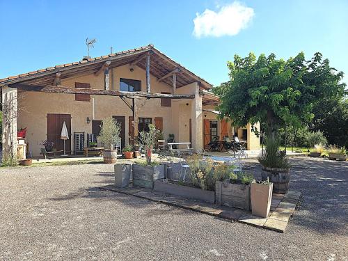 Belle maison Mas Grenier - 14 personnes - 11 lits - Piscine privee - Grand jardin - Jeux enfants - P in Monbequi