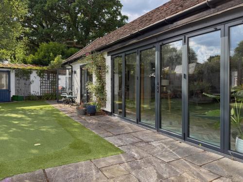 Historic Hampshire Cottage with Private Putting Green in 埃弗斯利