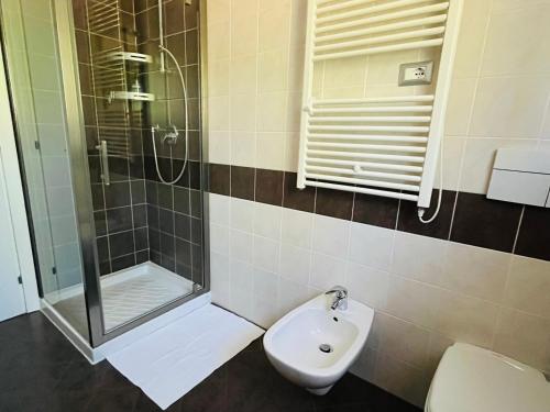 Zuhanyzó, Lorena Casa Vacanze Piscina - vicina a Gardaland in Castelnuovo del Garda