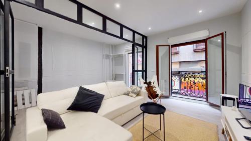 Historic Center Albizuri Residence, Bright, Spacious 3BR Apartment Ideal for Groups, Bilbao