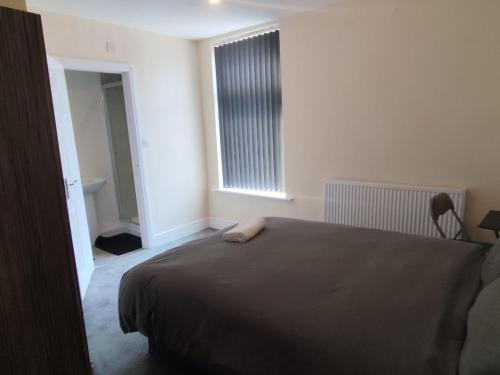 En-Suite Double-Bedroom in the Heart of Salford Manchester CR4 Perfect for Short Stays, Manchester (photo 7)