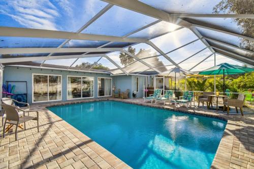 Luxury heated-pool home blocks from the beach in Tarpon Springs, USA