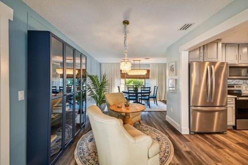 Luxury heated-pool home blocks from the beach in Tarpon Springs, USA