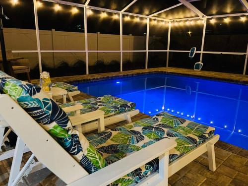 Luxury heated-pool home blocks from the beach in Tarpon Springs, USA