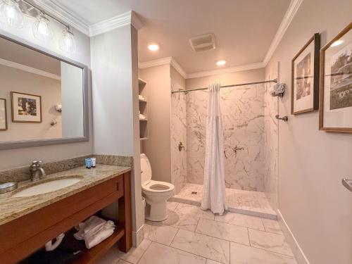Deluxe King Room image 6