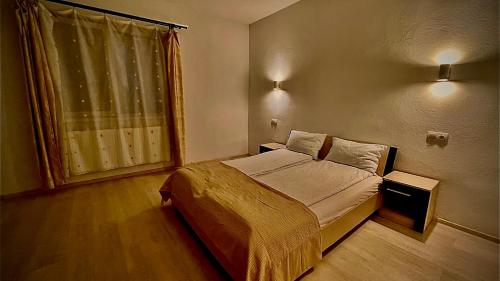 1 queen bed, 1 sofa bed, 1 futon bed