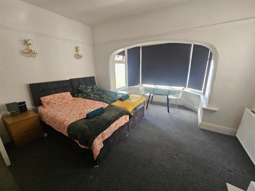 Devonshire House Room Type - Large Double or Twin Room