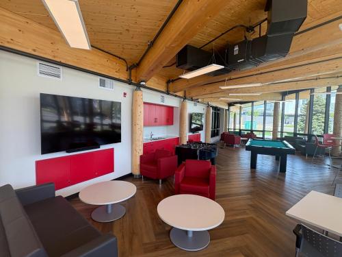 Zajednički dnevni boravak / prostorija s TV-om, Residence & Conference Centre - Kelowna in Kelowna (BC)