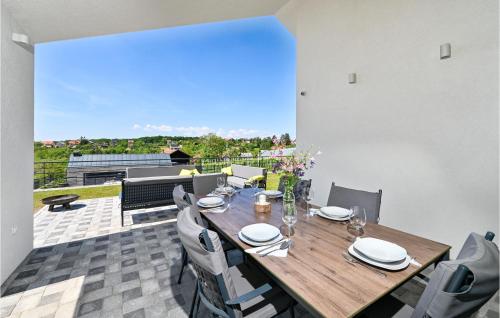 ระเบียง/ชานเรือน, Luxurious Home In Dugo Selo With Sauna in เซสเวตสกี คราลเยเวซ
