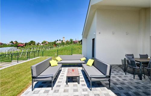 ทัศนียภาพภายนอกโรงแรม, Luxurious Home In Dugo Selo With Sauna in เซสเวตสกี คราลเยเวซ