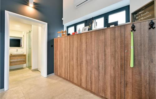 ห้องน้ำ, Luxurious Home In Dugo Selo With Sauna in เซสเวตสกี คราลเยเวซ