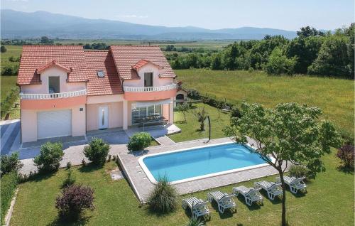 Bassein, Beautiful Home In Sinj in Brnaze