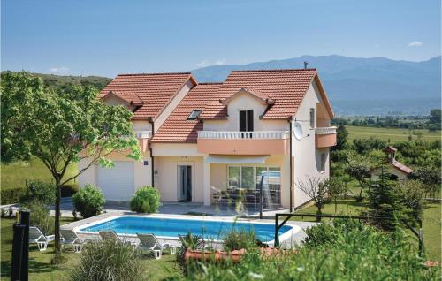Bassein, Beautiful Home In Sinj in Brnaze