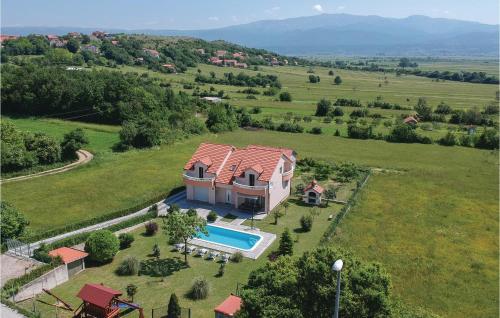 Aed, Beautiful Home In Sinj in Brnaze