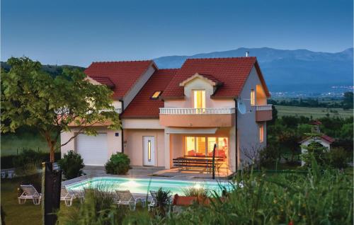 Hotelli välisilme, Beautiful Home In Sinj in Brnaze