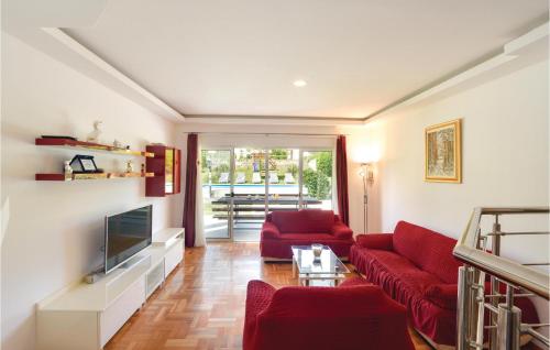 Beautiful Home In Sinj in Brnaze