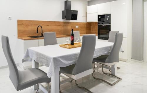 kuhinja, Gorgeous Apartment In Dracevac Ninski in Dračevac Ninski