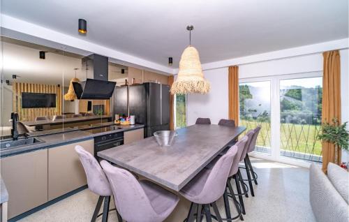 virtuve, Lovely Home In Sculac With Sauna in Galović Selo