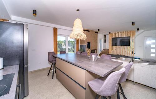 virtuve, Lovely Home In Sculac With Sauna in Galović Selo