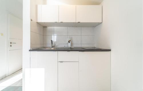 virtuve, Beautiful Apartment In Krusevo in Obrovac