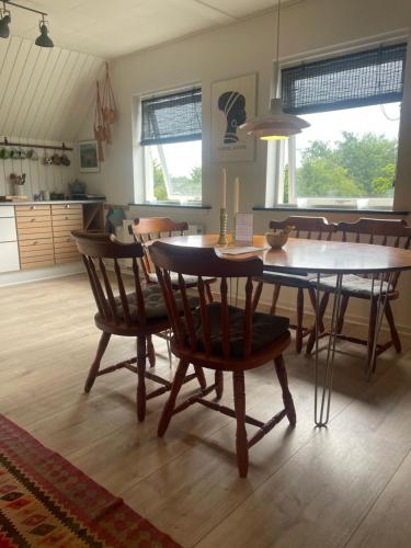 Charming rooftop apartment in Uhre in บรังเดอ