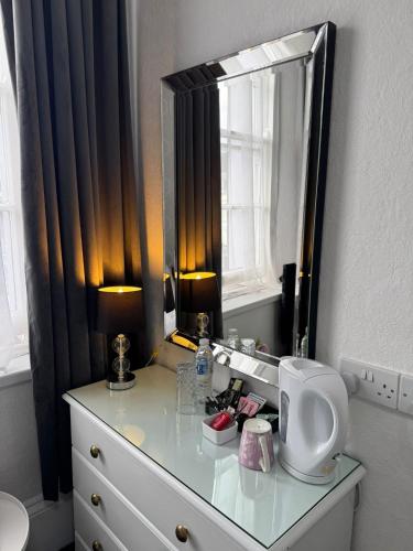 Single Room with Shower image 5