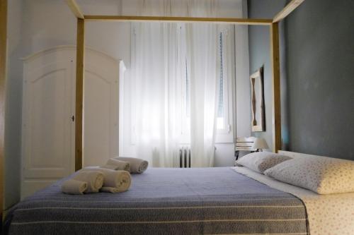 1 queen bed, 1 twin bed