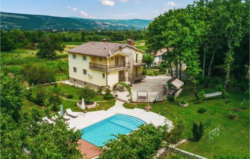6 Bedroom Awesome Home In Grubine